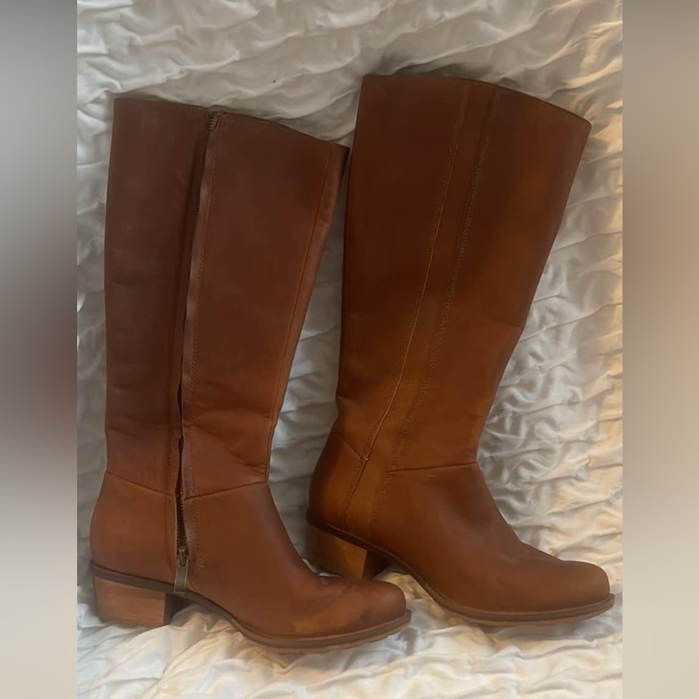 Tarnish brown below the knee chaco boot that is a zip up and water proof!